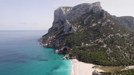 vista aérea de un acantilado escarpado en la costa de bunei en el golfo de orosei, cerdeña
