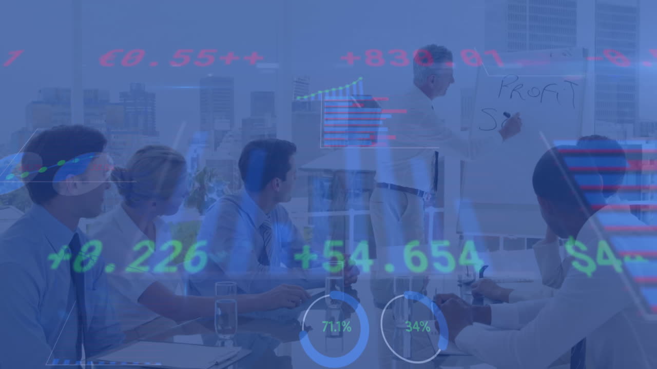 사무실에서 회의를 가진 다양한 사업가들에 대한 금융 데이터 처리의 애니메이션