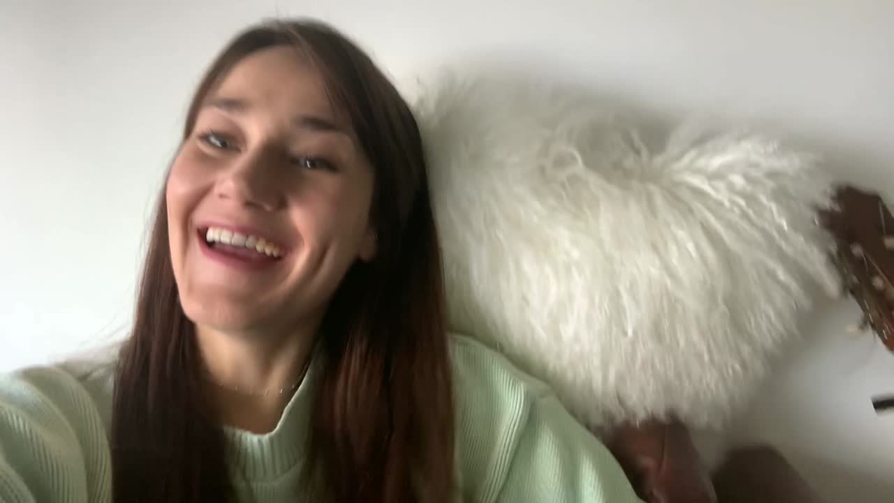 mujer caucásica recibiendo buenas noticias por video chat