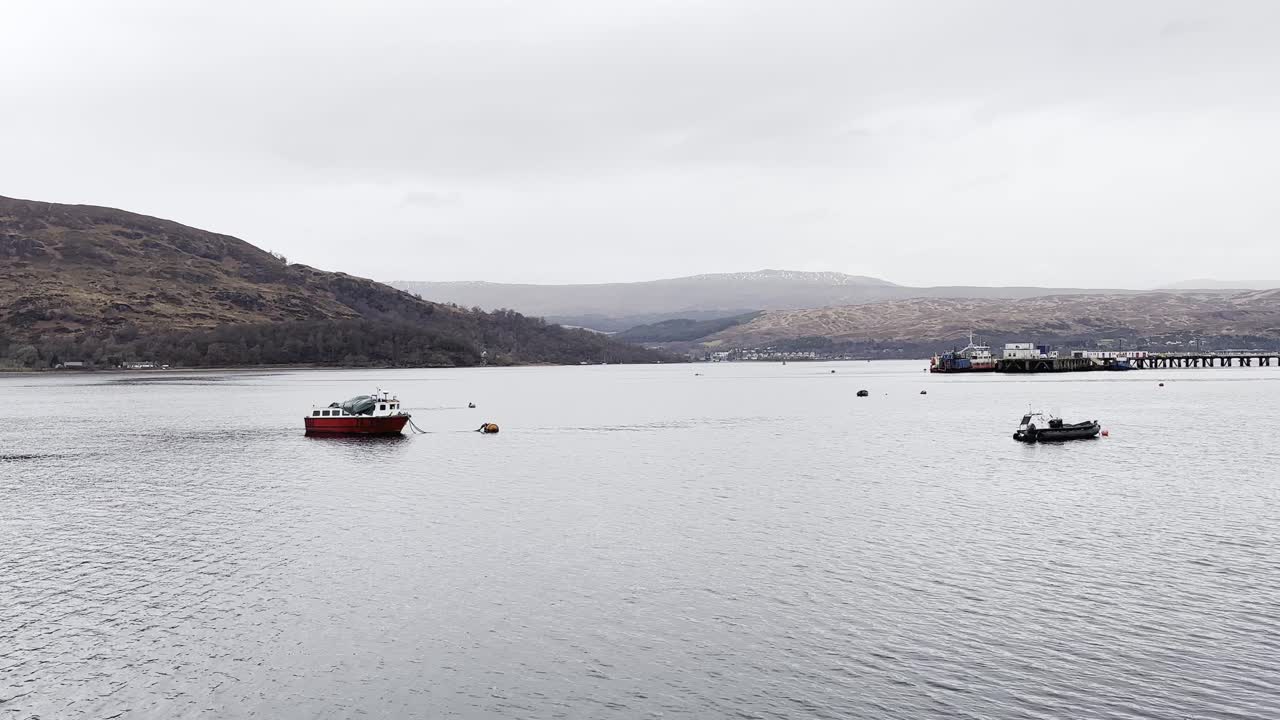 구름이 많은 봄 날 에 포트 윌리엄 의 엘 호수 에 정박 한 어선 들