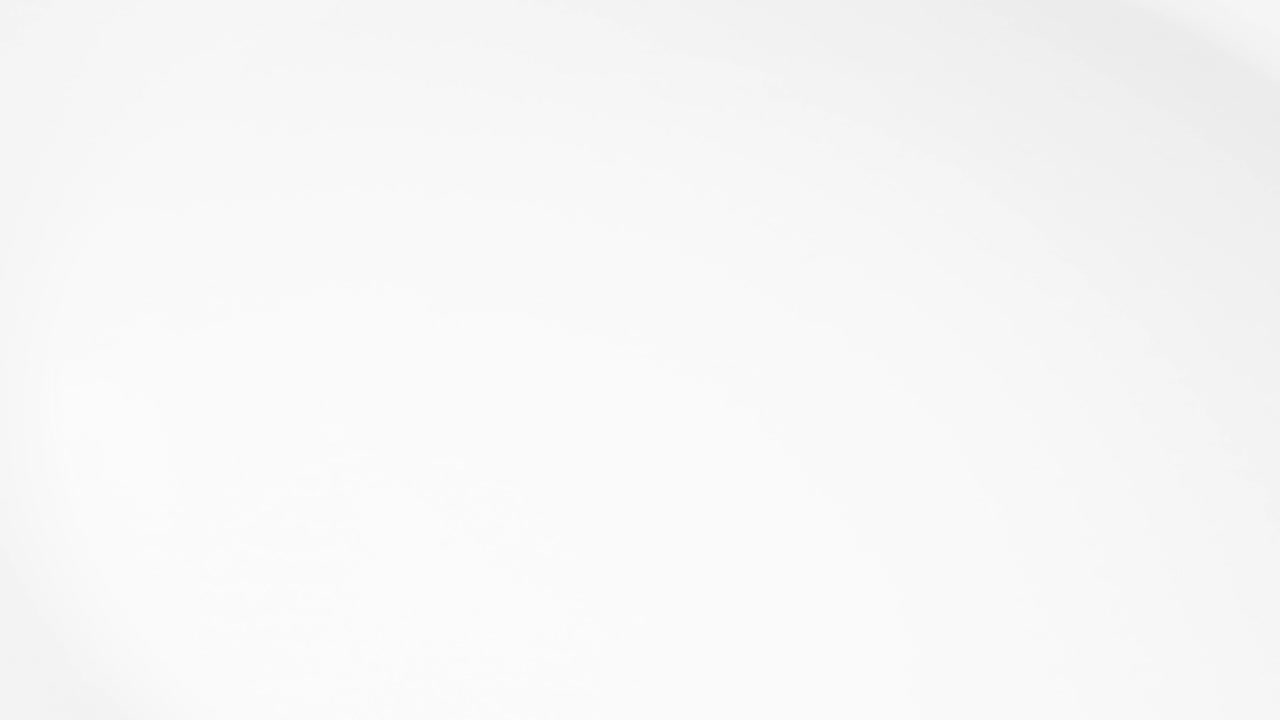 cuchillo y tenedor en la superficie blanca vídeo en primer plano