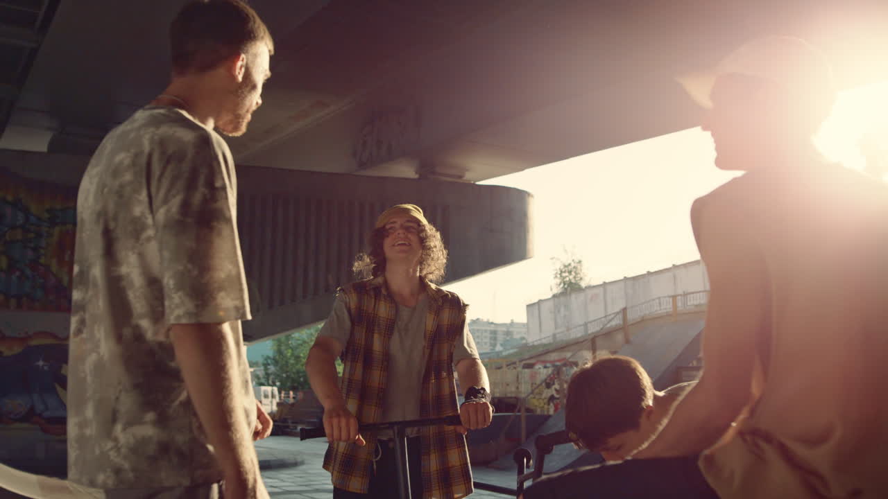 молодые друзья общаются вместе в скейт-парке. подростки отдыхают в скейт-парке