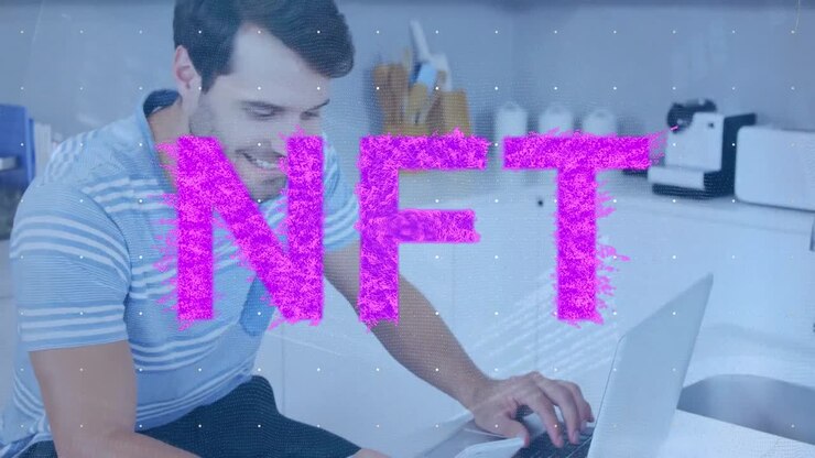 Animation eines pinkfarbenen NFT-Textbanners über einem kaukasischen Mann, der es zu Hause verwendet.