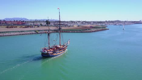 Una-Antena-Sigue-A-Un-Velero-Que-Entra-En-El-Puerto-De-Ventura,-California-1