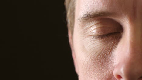 rostro en primer plano del ojo de un hombre que usa lentes de contacto