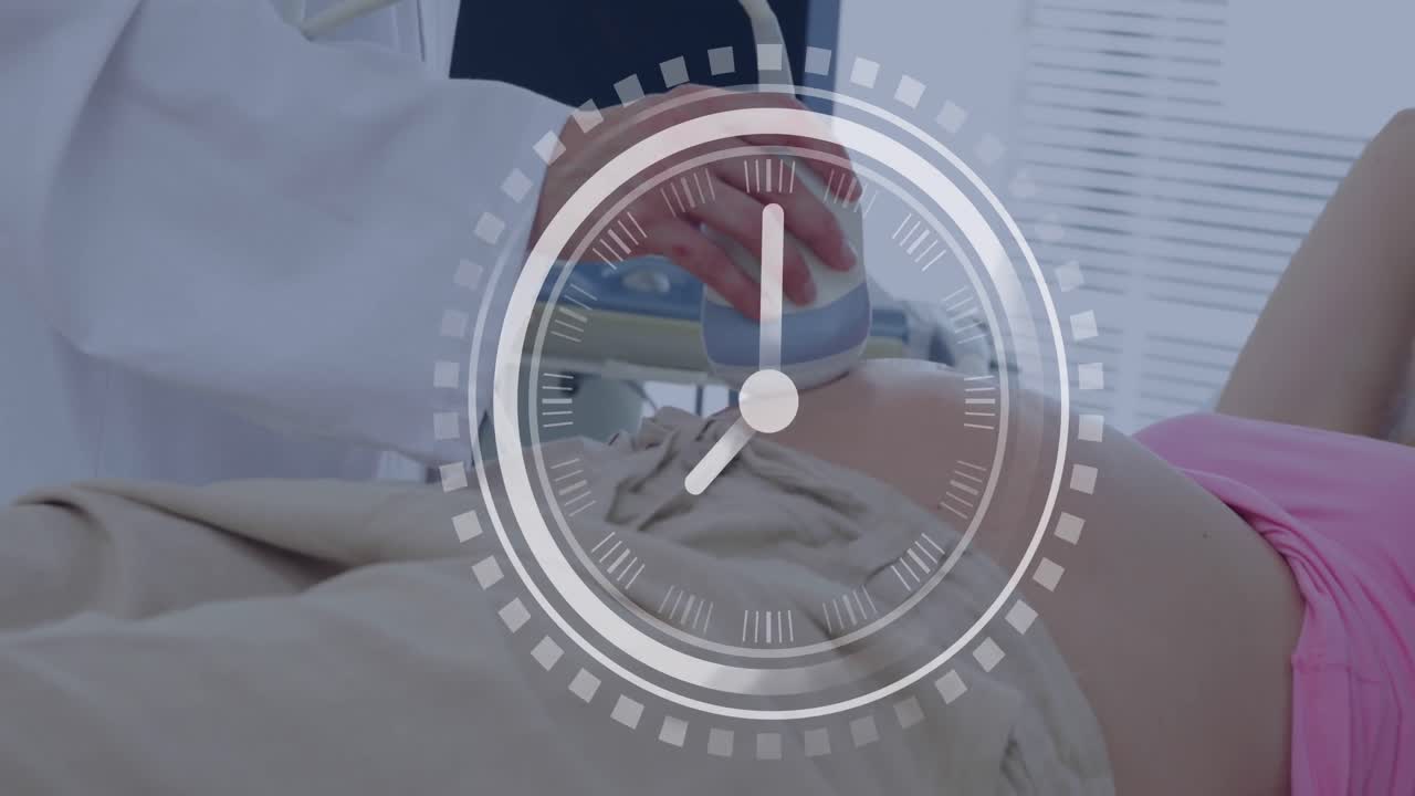 Beyaz kadın doktor ve hamile hastanın ultrason muayenesi olurken üzerindeki hızla ilerleyen saat.