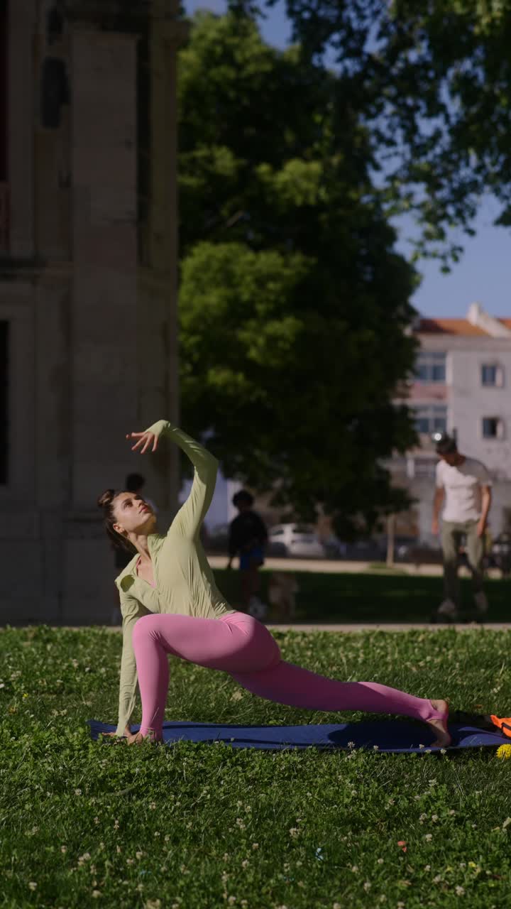 mujer practicando yoga en un parque