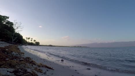 playa caribeña al mediodía en la república dominicana con el agua acercándose al tiro, tiro estático