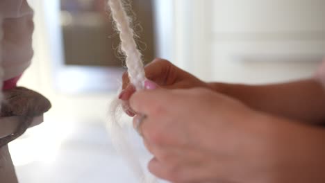 el trenzado de cabello blanco