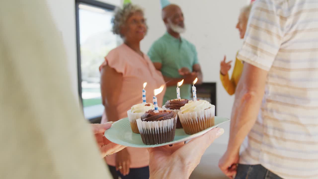 personas mayores felices y diversas en una fiesta de cumpleaños con pastel en una casa de retiro