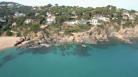 Explora-Las-Gemas-Ocultas-De-La-Costa-Mediterránea-De-España:-Impresionantes-Imágenes-Aéreas-De-Cala-Aiguablava-Y-Sa-Riera