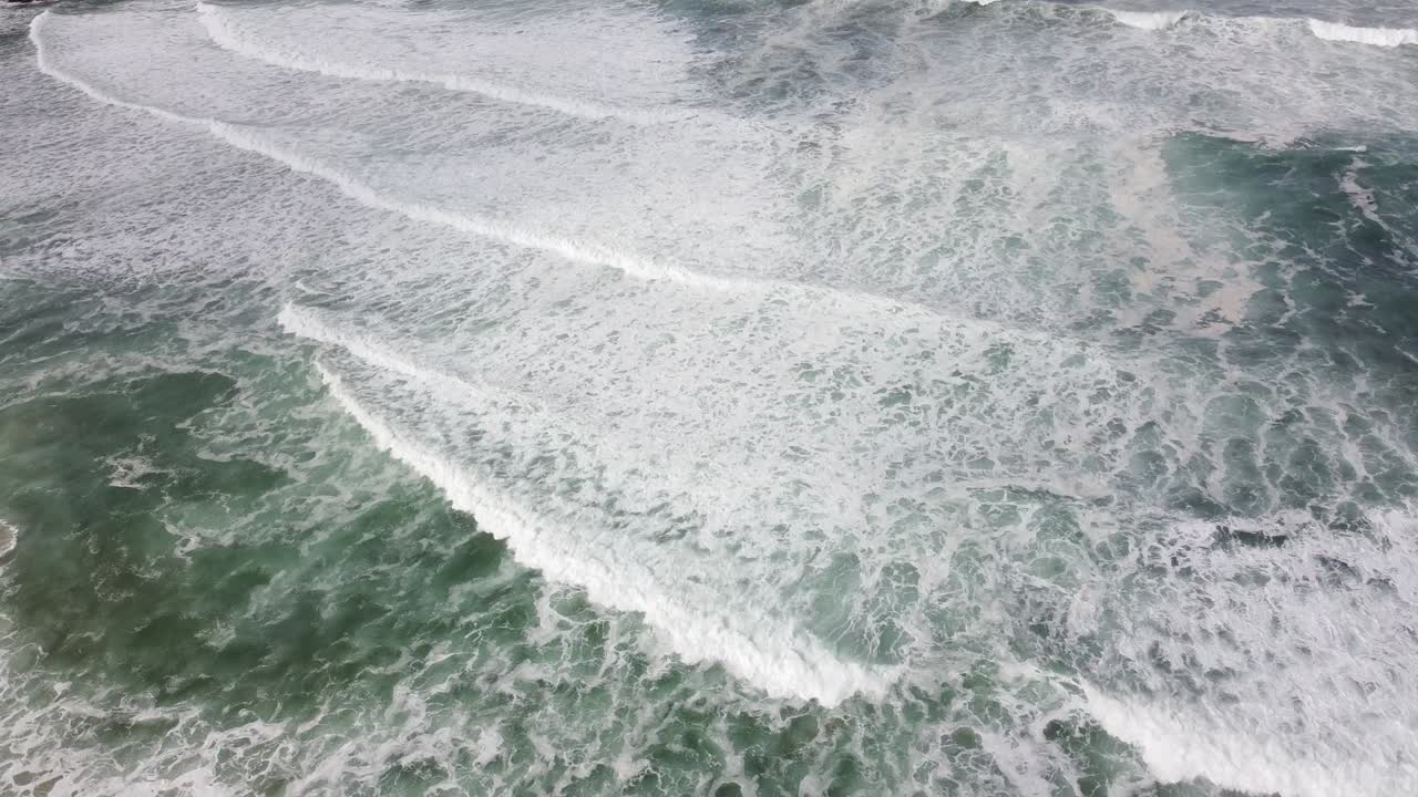 vista aérea de drones de la playa de bakio en el país vasco en un día nublado