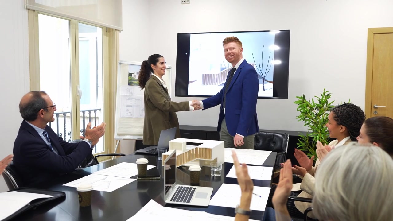 Architetti e professionisti aziendali discutono un progetto in riunione d'ufficio