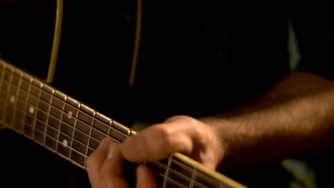 hombre tocando guitarra acustica