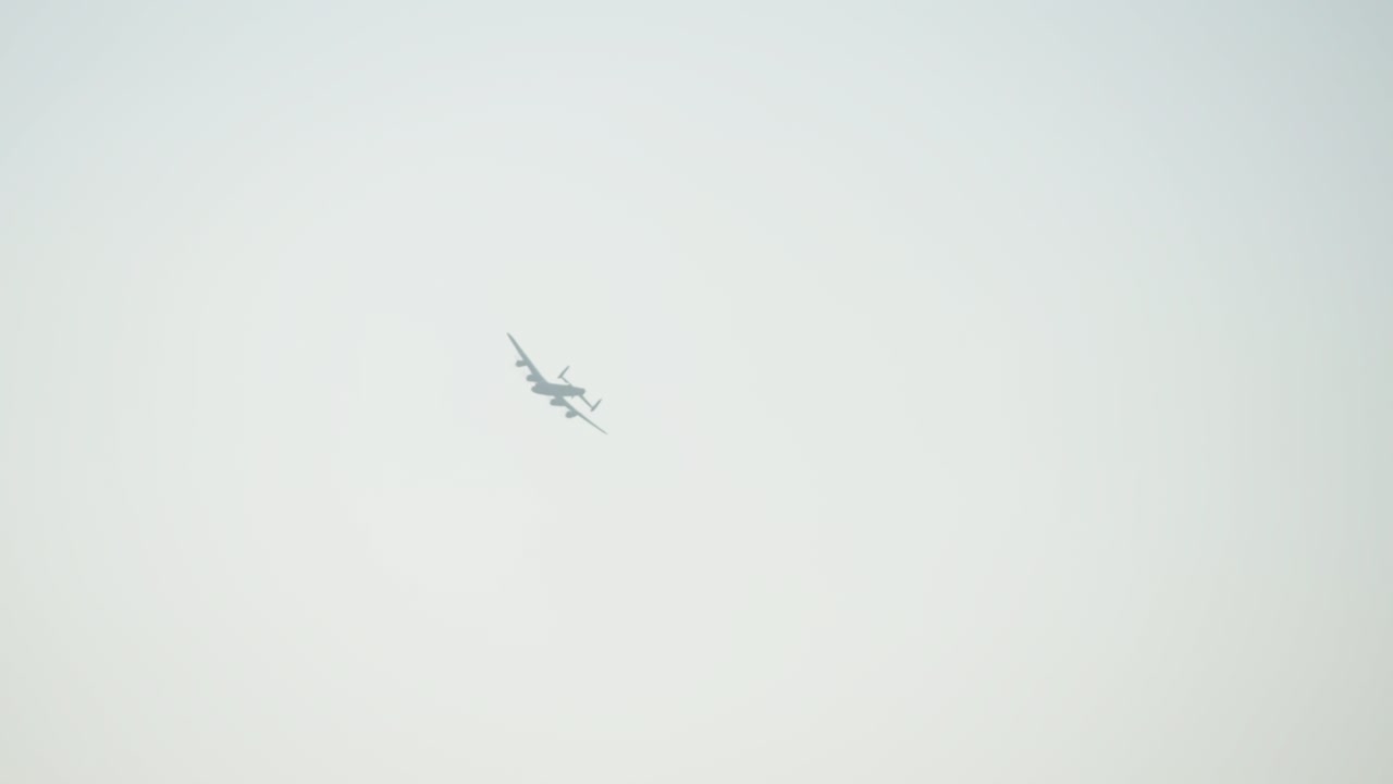 en arcos deslumbrantes y espectáculos emocionantes, la alegría del vuelo fluye para siempre