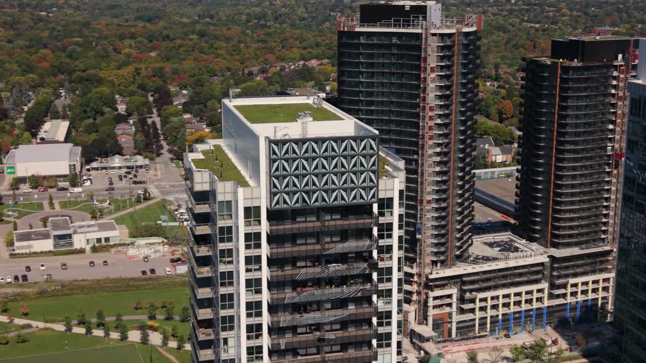 Órbita aérea fechada de gramado na cobertura em uma torre proeminente no centro da cidade, cercada por florestas