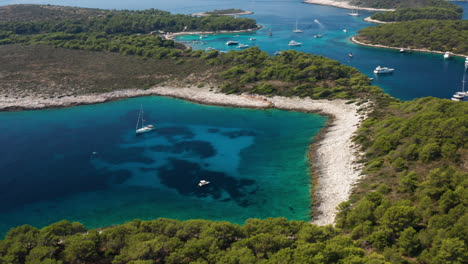 Vista-Aérea-De-Barcos-En-Las-Islas-Paklinski-Con-Pintoresco-Mar-Azul-En-Hvar,-Croacia