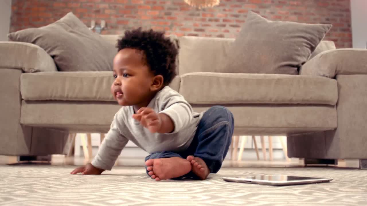 bebé jugando con una tableta digital