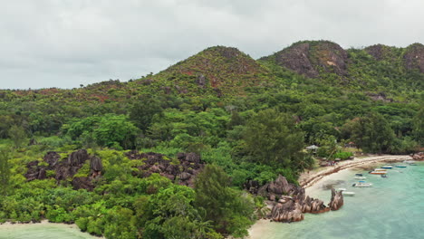 Luftdrohne-über-Einsamen-Strand-Auf-Der-Tropischen-Insel-Der-Seychellen-Geschossen