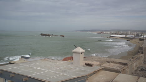 Gaviota-Volando-Sobre-El-Océano-En-Calma-Cerca-De-La-Ciudad-Portuaria-De-Essaouira-En-Marruecos