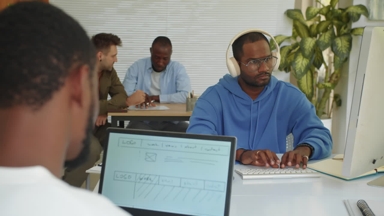 Startup-kolleger arbejder sammen i et lille kontor