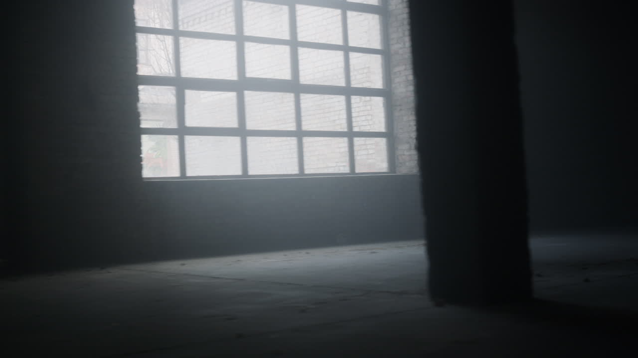 hombre enérgico corriendo rápido en el edificio del ático. corredor masculino corriendo en el club deportivo