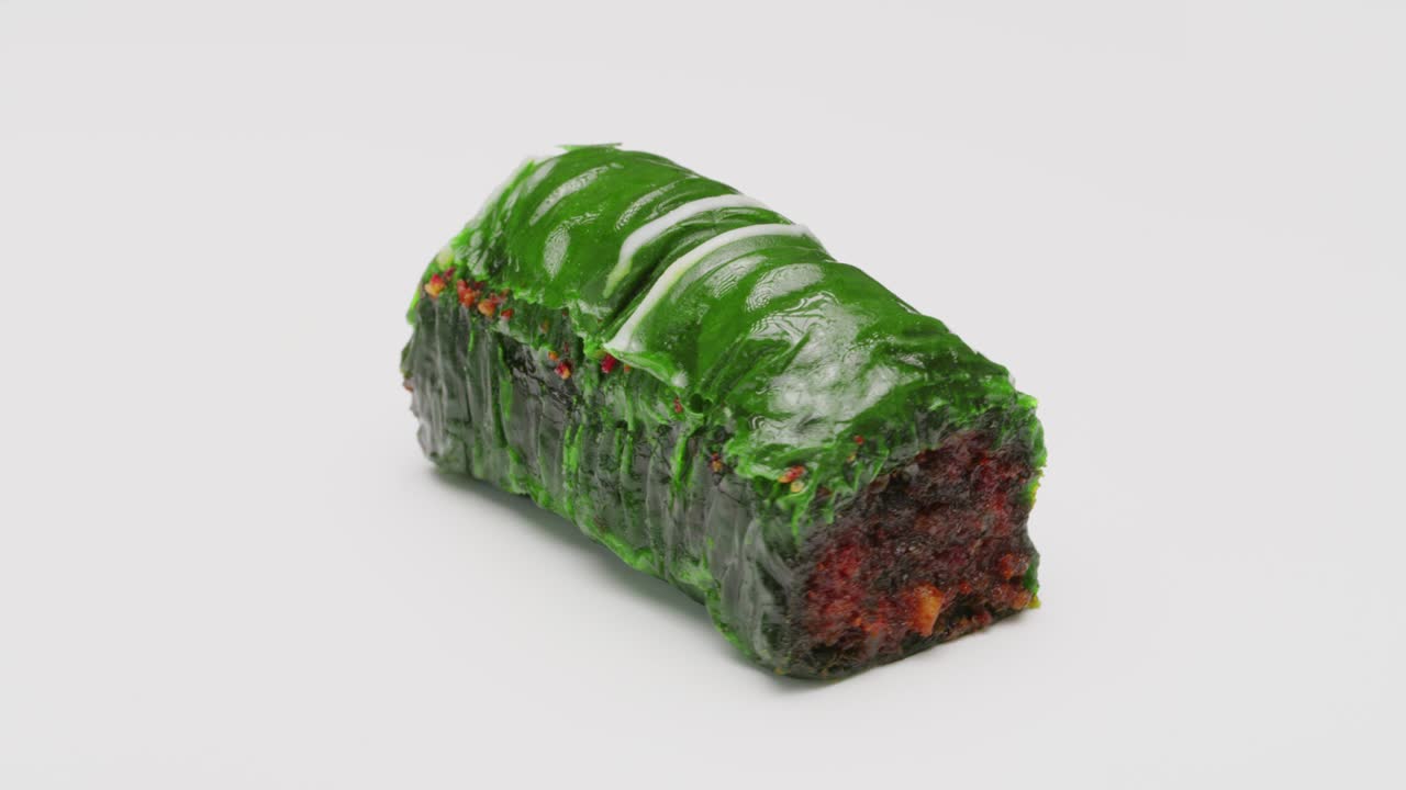 postre de baklava en un fondo blanco rotativo aislado