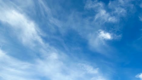 wolken bewegen sich im blauen himmel. timelapse