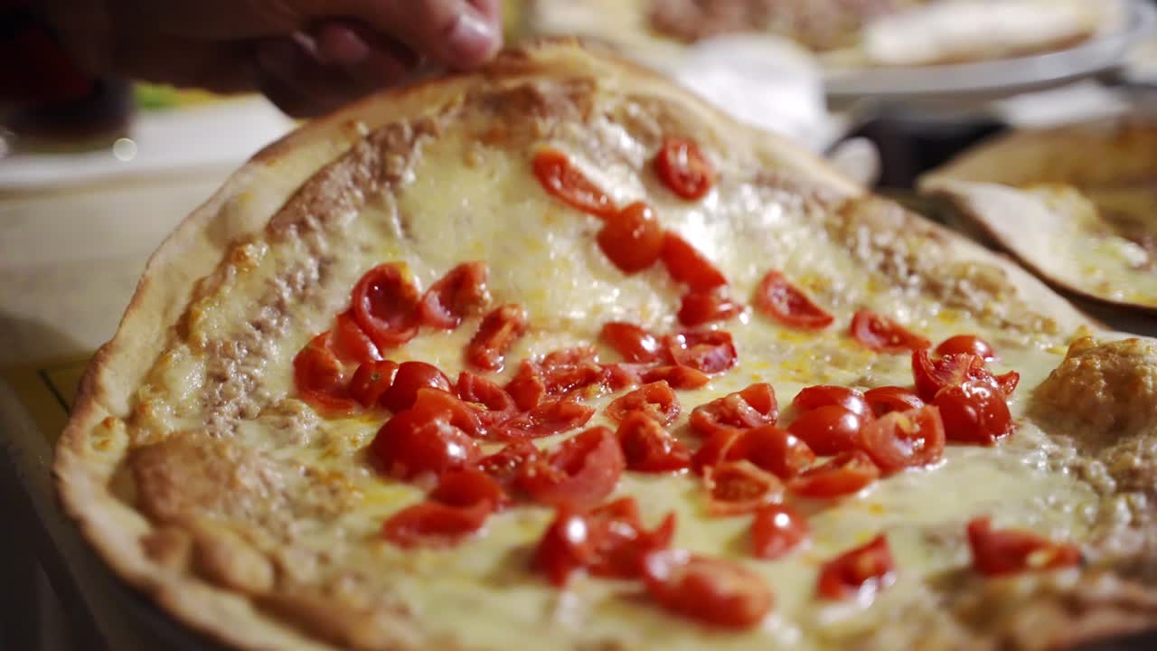 피자 레스토랑에서 맛있는 뜨거운 둥근 피자와 함께  접시를 돌리는 사람, 은 토마토, 고추, 녹은 모차라 치즈를 가진 이탈리아 피자, 오븐에서 구운 유명한 집에서 만든 피자 마르게리타, 지중해 피자, 맛있는 요리