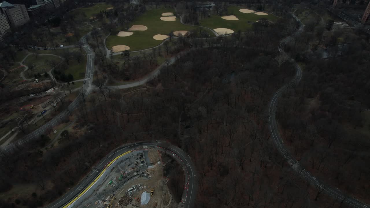 una vista aérea de central park en la ciudad de nueva york en un día nublado