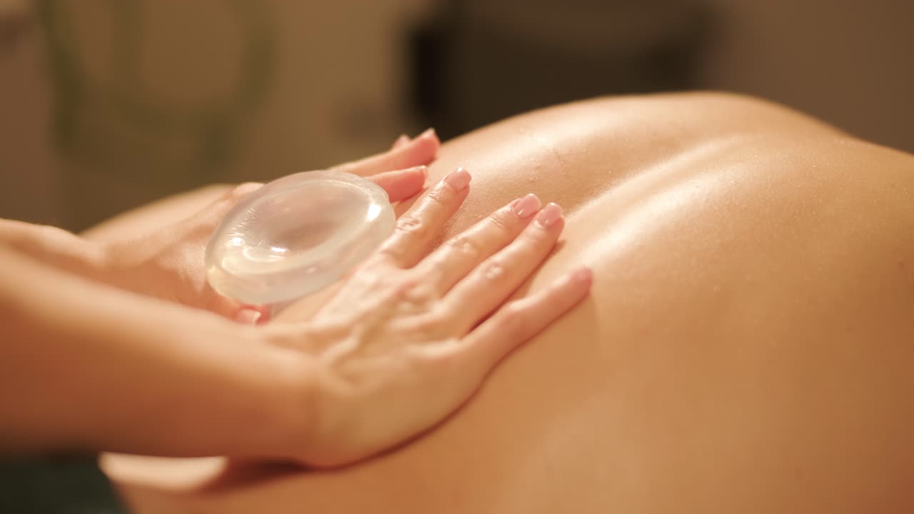 전문 마사지 테라피스트는 휴식 마사지를 수행합니다.