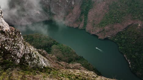 aéreo - bote en el río grijalva en el cañón del sumidero, chiapas, méxico, tiro giratorio