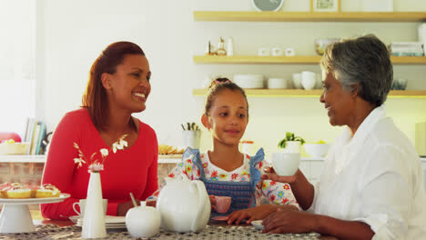 Feliz-Familia-Multigeneracional-Tomando-Té-En-La-Mesa-Del-Comedor-4k