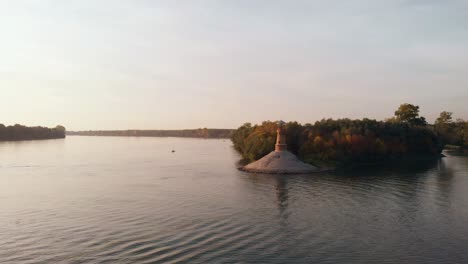 Asombrosas-Imágenes-Reveladoras-De-Drones-Del-Antiguo-Faro-De-Piedra-Junto-Al-Río-Danubio