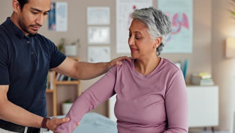 fisioterapeuta ayudando al paciente con el ejercicio del brazo