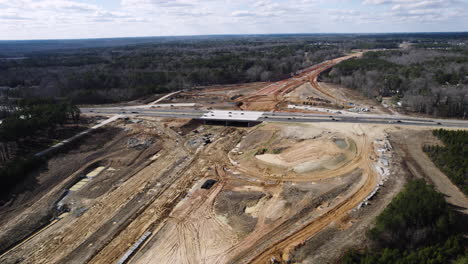 Drohnenaufnahme-Eines-Großen-Autobahnbaus,-540-Beltline-North-Carolina,-Weit-Rotierende-Luftaufnahme