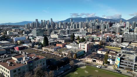 Vista-Aérea-Del-Horizonte-De-Vancouver-En-El-Distrito-Mount-Pleasant-En-BC,-Canadá