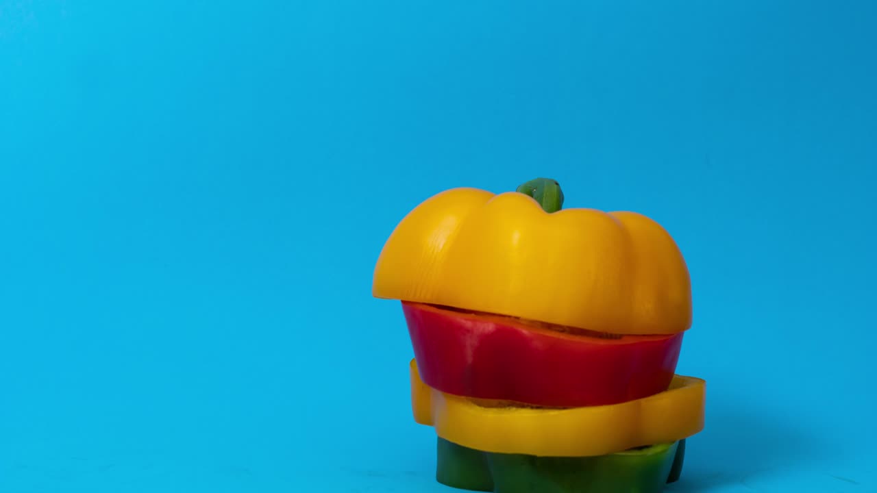 detención del movimiento del pimienta en el fondo de color