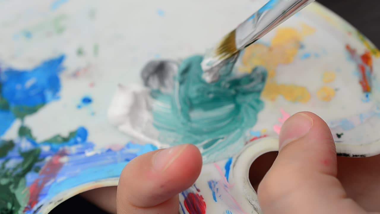 アクリル絵の具を混ぜます。アクリル絵の具