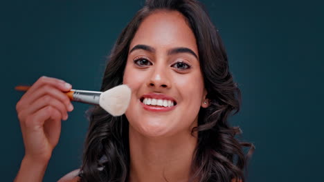 mujer aplicando maquillaje