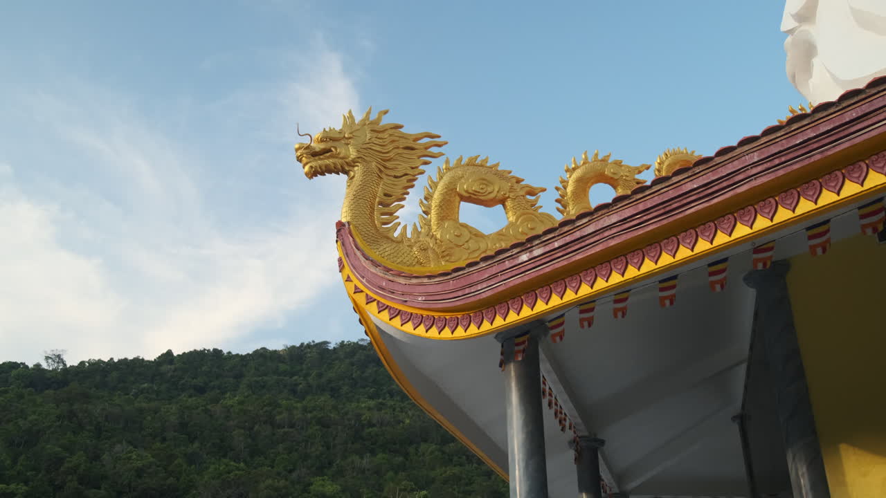ornamento de techo de dragón dorado en el templo budista