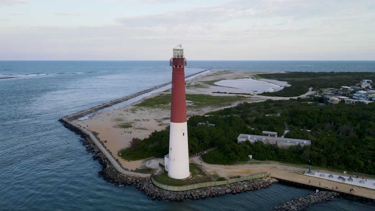 미국 뉴저지 주 오션 카운티의 롱비치 섬 북쪽 끝에 위치한 바네가트 등대 (barnegat lighthouse) 의 4k 드론 촬영.