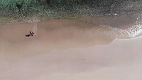 Panama-Im-Februar-Drohne-Schießt-Insel-Contadora,-Die-Zwischen-Fischen-Schwimmt,-Die-Mit-Einer-Drohne-Gefangen-Werden-12