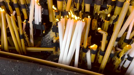 encendiendo y quemando velas como oración y promesa, fátima, portugal