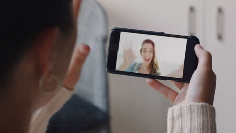 Mujer-Joven-Video-Chat-Usando-Un-Teléfono-Inteligente-Amigo-Feliz-En-Vacaciones-De-Verano-Compartiendo-Experiencia-De-Viaje-Divirtiéndose-En-Una-Aventura-De-Vacaciones-Comunicándose-Con-Un-Teléfono-Móvil