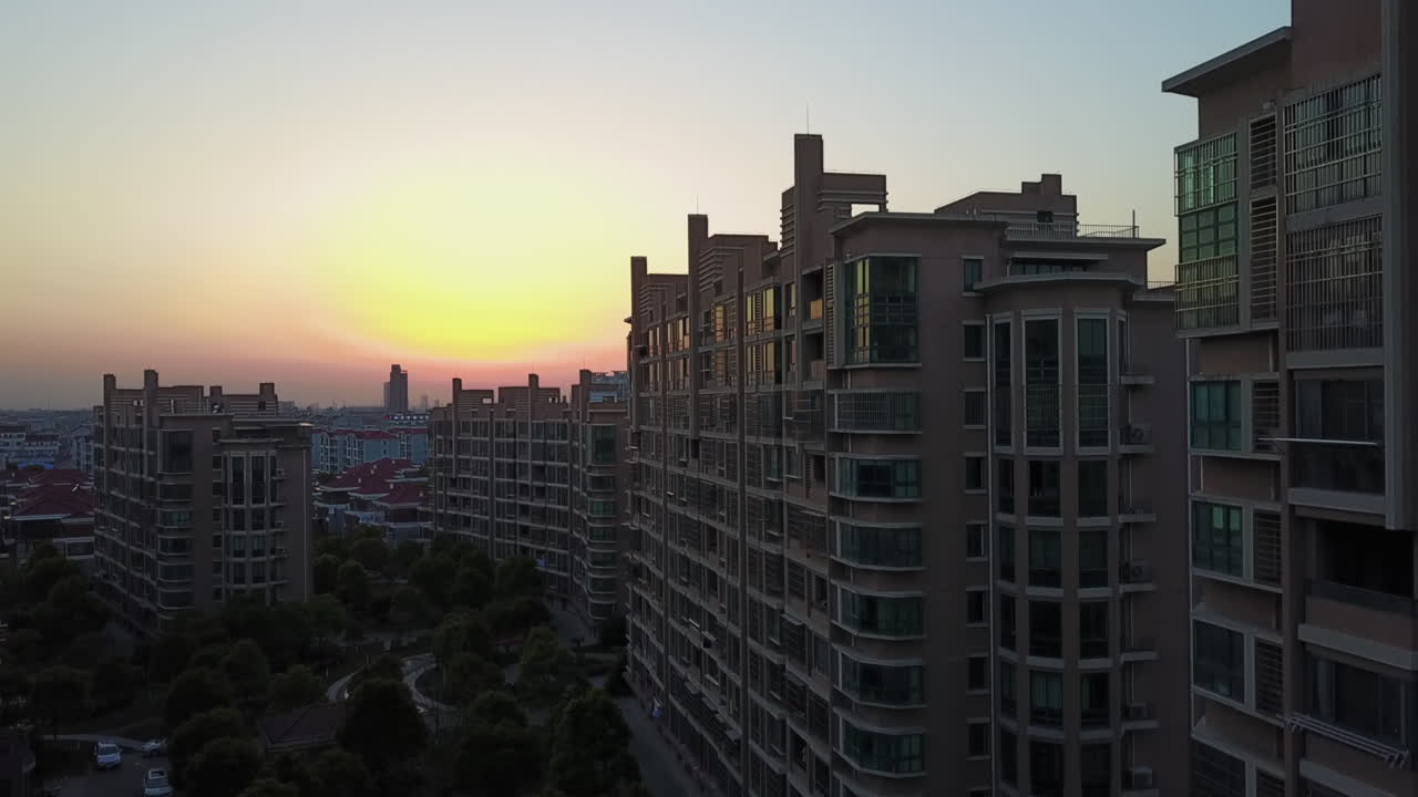 Vista aérea se eleva acima de edifícios de apartamentos ao amanhecer em uma manhã na cidade