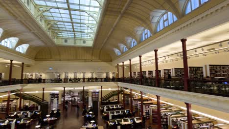 vista panorámica del interior de la biblioteca de melbourne