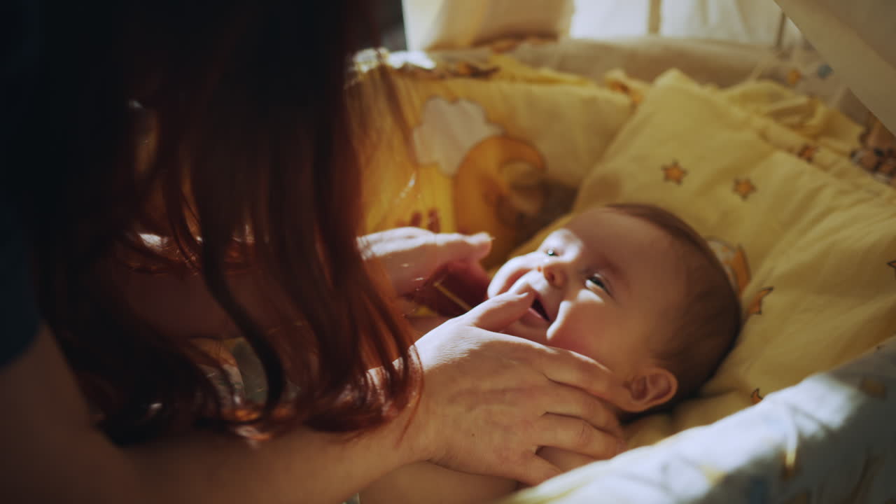 아기 소녀 침대에서
