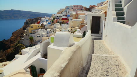 pan a través del pueblo de oia en la isla griega de santorini revela iglesia