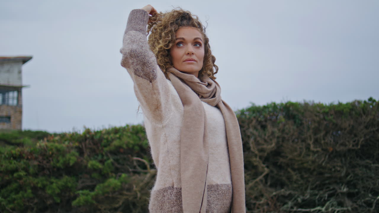mujer solitaria caminando naturaleza nublada mirando a la distancia de cerca. señora melancólica